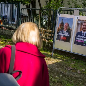 Toulouse, 20 mars 2026. Une personne regarde les panneaux électoraux en vue du second tour des élections municipales le 22 mars 2026 avec l’actuel Maire de Toulouse Jean Luc Moudenc (G) et Francois Piquemal pour LFI (D). Photo : Frédéric Scheiber / Hans Lucas via AFP Toulouse, 20 mars 2026. Une personne regarde les panneaux électoraux en vue du second tour des élections municipales le 22 mars 2026 avec l’actuel Maire de Toulouse Jean Luc Moudenc (G) et Francois Piquemal pour LFI (D). Photo : Frédéric Scheiber / Hans Lucas via AFP