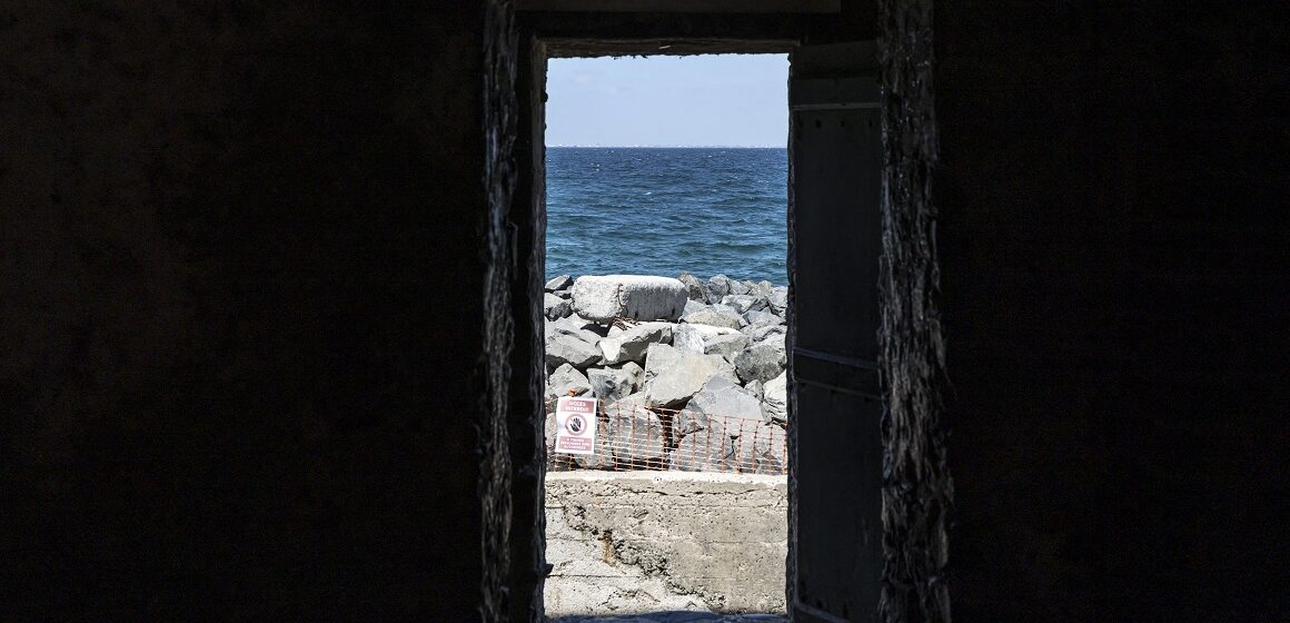 SENEGAL-UN-DIPLOMACY-SLAVERY La « porte du non retour » photographiée à la Maison des Esclaves sur l'île de Gorée à Dakar, le 26 mars 2026. L'île de Gorée au Sénégal, symbole de la traite négrière, d'où les esclaves africains étaient acheminés vers les Amériques pendant plusieurs siècles. L'Assemblée générale de l'ONU a désigné le 25 mars 2026 la traite transatlantique des esclaves africains comme "le crime le plus grave contre l'humanité", une décision saluée par les défenseurs de cette cause comme un pas vers la réconciliation et d'éventuelles réparations. Photo : Patrick Meinhardt / AFP.