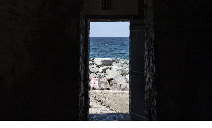La « porte du non retour » photographiée à la Maison des Esclaves sur l'île de Gorée à Dakar, le 26 mars 2026. L'île de Gorée au Sénégal, symbole de la traite négrière, d'où les esclaves africains étaient acheminés vers les Amériques pendant plusieurs siècles. L'Assemblée générale de l'ONU a désigné le 25 mars 2026 la traite transatlantique des esclaves africains comme "le crime le plus grave contre l'humanité", une décision saluée par les défenseurs de cette cause comme un pas vers la réconciliation et d'éventuelles réparations. Photo : Patrick Meinhardt / AFP.