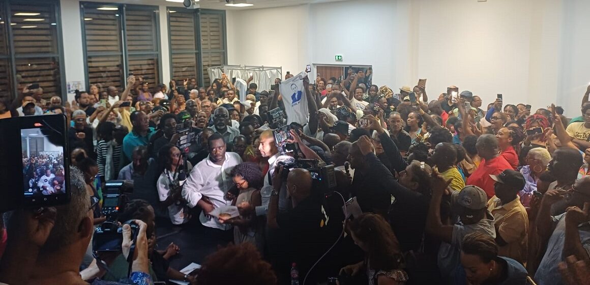À 21h20, les cris de joie éclatent au bureau centralisateur de Baie-Mahault où sont proclamés les résultats qui annoncent Michel Mado vainqueur de l’élection municipales. Photo : Le Courrier de Guadeloupe