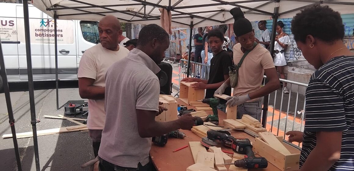 Le 17 mars à Bas-du-Bourg à Basse-Terre, sur l'établi du bricobus la fabrication de jardinières illustre les ateliers de mai destinés à remobiliser vers l'emploi pour des publics éloignés du marché du travail. Photo : Ville de Basse-Terre. Le 17 mars à Bas-du-Bourg à Basse-Terre, sur l'établi du bricobus la fabrication de jardinières illustre les ateliers de mai destinés à remobiliser vers l'emploi pour des publics éloignés du marché du travail. Photo : Ville de Basse-Terre.
