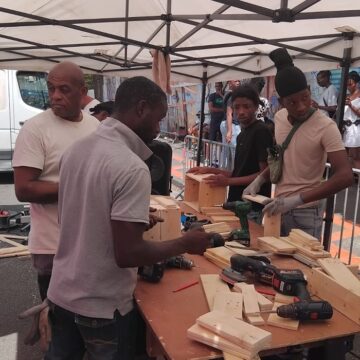 Le 17 mars à Bas-du-Bourg à Basse-Terre, sur l'établi du bricobus la fabrication de jardinières illustre les ateliers de mai destinés à remobiliser vers l'emploi pour des publics éloignés du marché du travail. Photo : Ville de Basse-Terre.