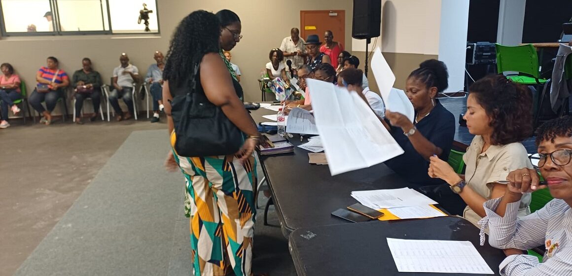 Bureau centralisateur de Baie-Mahault au soir du second tour des élections municipales 2026. Photo : Le Courrier de Guadeloupe