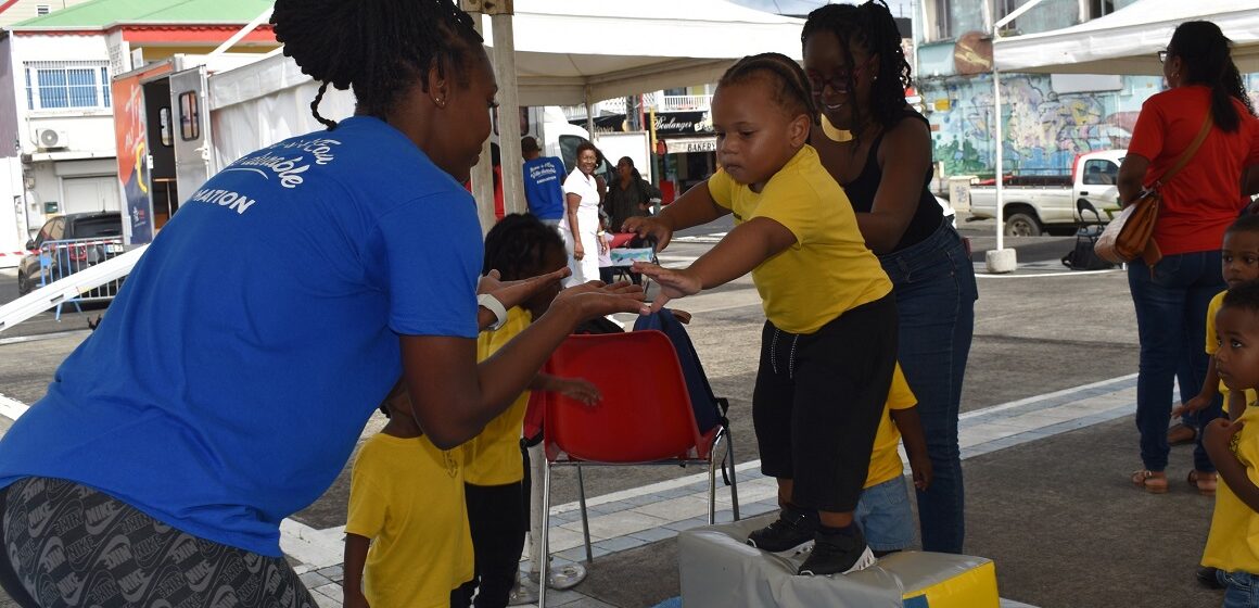 Dans l'atelier du saut dans le vide, un tout-petit expérimente l'équilibre entre peur et confiance, place Gerty Archimède, Morne-à-l’Eau, semaine de la petite enfance. Photo : Ville de Morne à l'eau