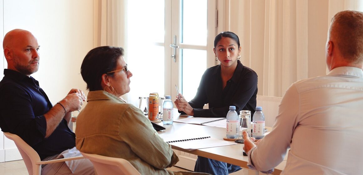 Lundi 16 mars 2026, les membres du conseil économique, social, culturel et environnemental de Saint-Barthélemy présentent leur rapport sur la culture. A gauche, Xavier Lédée président du conseil territorial de Saint-Barthélemy, à droite Alexandra Questel présidente du comité territorial du tourisme de Saint -Barthélemy. Photo : Collectivité Saint-Barthélemy