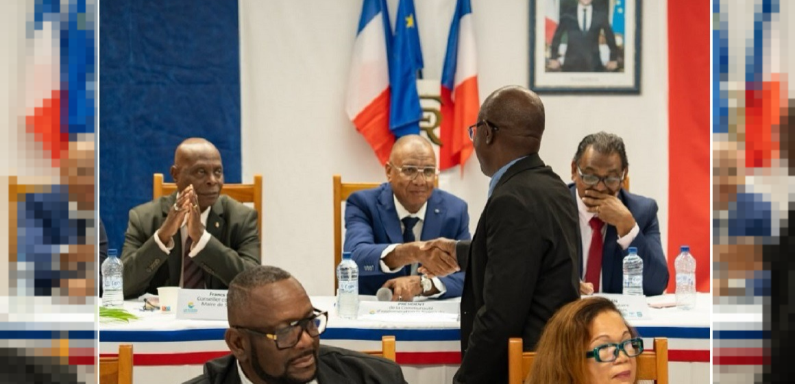 De gauche à droite : Francs Baptiste (maire de Sainte-Anne), Michel Hotin (maire du Gosier et président de la Carl), Jean-Luc Périan (maire de Saint-François) lors du conseil d’installation des élus communautaires de la communauté d'agglomération de la Riviera du levant. Gosier le 11 avril 2026. Photo : La Riviera du Levant - Officiel De gauche à droite : Francs Baptiste (maire de Sainte-Anne), Michel Hotin (maire du Gosier et président de la Carl), Jean-Luc Périan (maire de Saint-François) lors du conseil d’installation des élus communautaires de la communauté d'agglomération de la Riviera du levant. Gosier le 11 avril 2026. Photo : La Riviera du Levant - Officiel