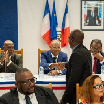 De gauche à droite : Francs Baptiste (maire de Sainte-Anne), Michel Hotin (maire du Gosier et président de la Carl), Jean-Luc Périan (maire de Saint-François) lors du conseil d’installation des élus communautaires de la communauté d'agglomération de la Riviera du levant. Gosier le 11 avril 2026. Photo : La Riviera du Levant - Officiel De gauche à droite : Francs Baptiste (maire de Sainte-Anne), Michel Hotin (maire du Gosier et président de la Carl), Jean-Luc Périan (maire de Saint-François) lors du conseil d’installation des élus communautaires de la communauté d'agglomération de la Riviera du levant. Gosier le 11 avril 2026. Photo : La Riviera du Levant - Officiel
