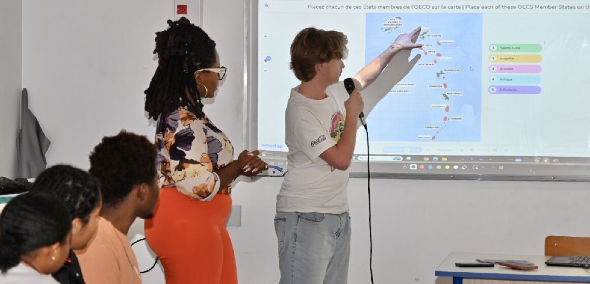 Des élèves du Lycée de Baimbridge aux Abymes lors d’une intervention de l'l’Organisation des États de la Caraïbe orientale dans les classes pour sa mission de sensibilisation à l’unité caribéenne. Photo : OECO
