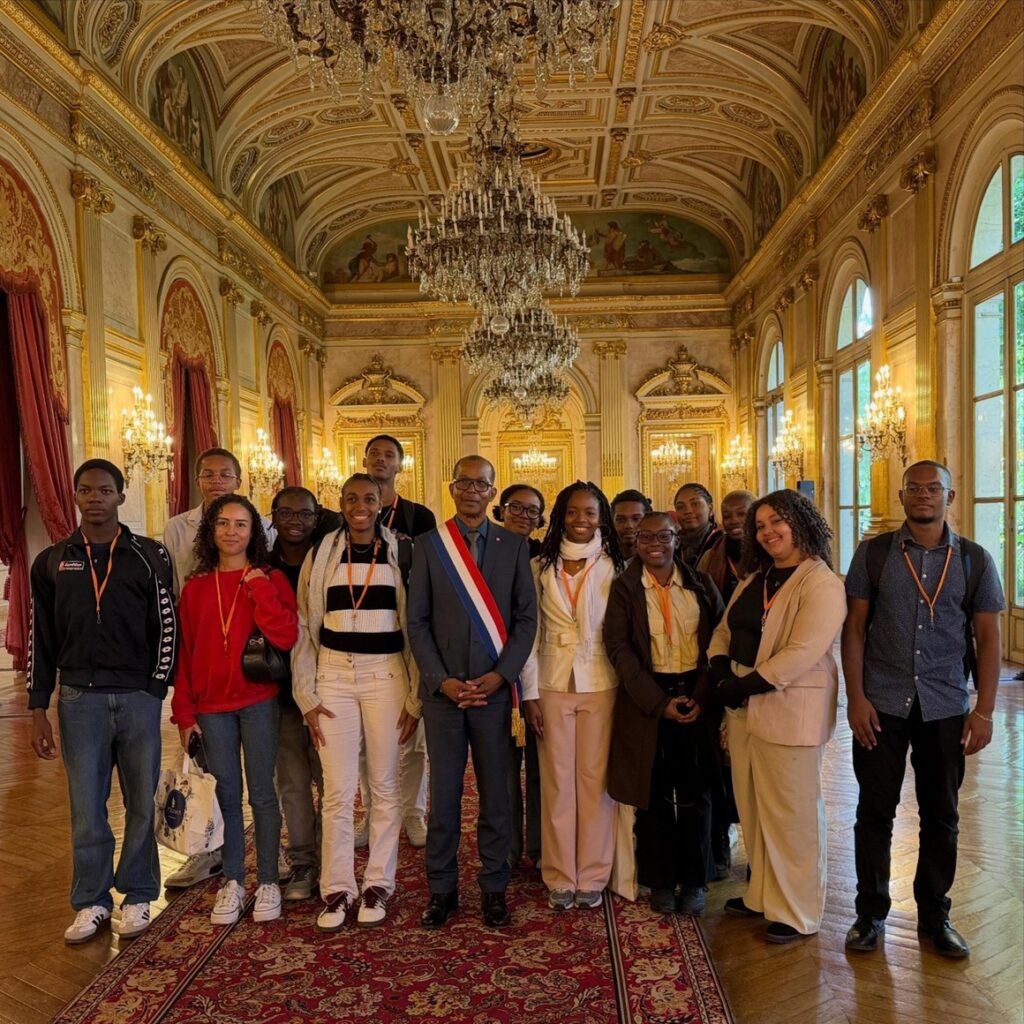 Le député Élie CALIFER a accueilli à l'Assemblée nationale la classe de prépa littéraire du lycée Gerville Réache de Basse-Terre. Photo : Elie Califer