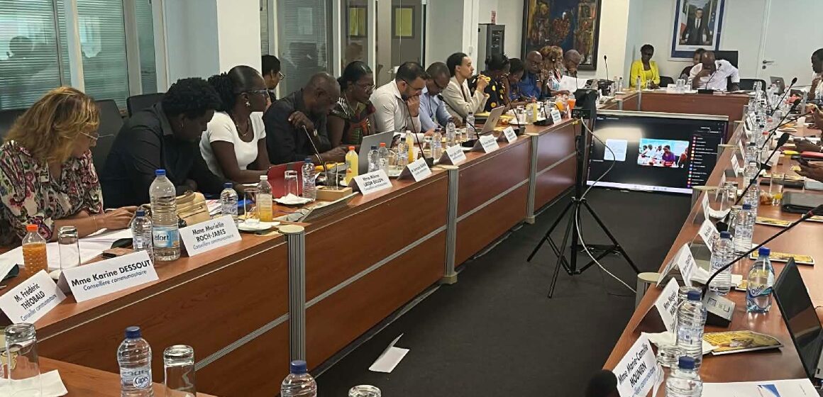 Dans la salle du conseil communautaire de Cap excellence, à Pointe-à-Pitre, le 29 avril 2026. Les trente-huit élus sont réunis autour de la table pour voter les budgets 2026. Photo : Le Courrier de Guadeloupe Dans la salle du conseil communautaire de Cap excellence, à Pointe-à-Pitre, le 29 avril 2026. Les trente-huit élus sont réunis autour de la table pour voter les budgets 2026. Photo : Le Courrier de Guadeloupe