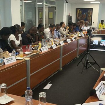 Dans la salle du conseil communautaire de Cap excellence, à Pointe-à-Pitre, le 29 avril 2026. Les trente-huit élus sont réunis autour de la table pour voter les budgets 2026. Photo : Le Courrier de Guadeloupe Dans la salle du conseil communautaire de Cap excellence, à Pointe-à-Pitre, le 29 avril 2026. Les trente-huit élus sont réunis autour de la table pour voter les budgets 2026. Photo : Le Courrier de Guadeloupe