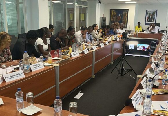 Dans la salle du conseil communautaire de Cap excellence, à Pointe-à-Pitre, le 29 avril 2026. Les trente-huit élus sont réunis autour de la table pour voter les budgets 2026. Photo : Le Courrier de Guadeloupe