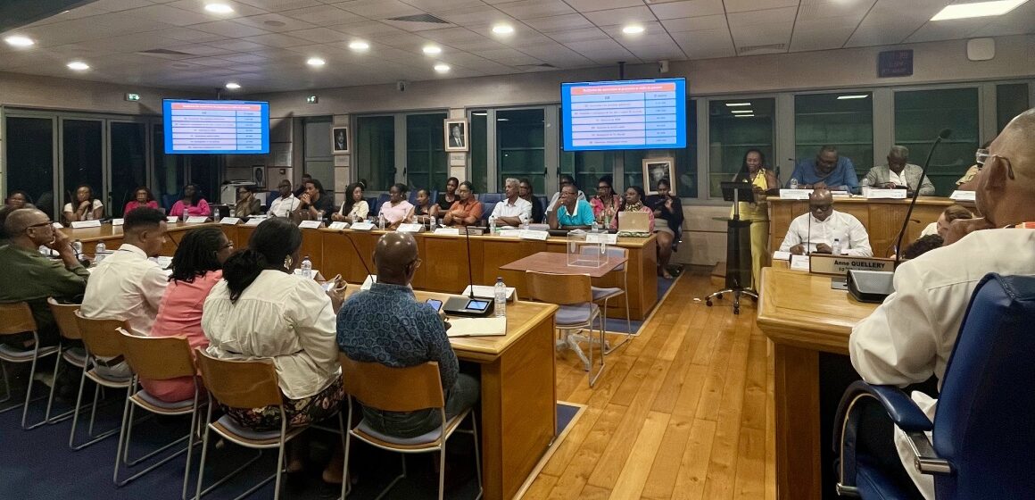 À la mairie du Gosier, le 27 avril 2026, les conseillers communautaires de la communauté d’agglomération la Riviera du levant sont installés à leurs places autour de la table ovale, micros et boîtiers de vote électroniques devant eux. Photo : Le Courrier de Guadeloupe