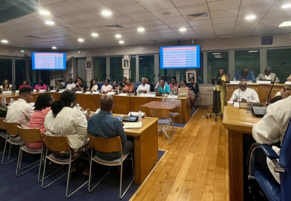 À la mairie du Gosier, le 27 avril 2026, les conseillers communautaires de la communauté d’agglomération la Riviera du levant sont installés à leurs places autour de la table ovale, micros et boîtiers de vote électroniques devant eux. Photo : Le Courrier de Guadeloupe