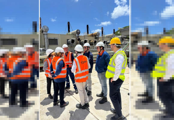 Visite de la CRE à Saint-Barthélemy. La délégation, accompagnée d’EDF, a inspecté la centrale électrique avant d’échanger avec le président Xavier Lédée sur la transition énergétique de l’île, au cœur des réflexions sur la reconstruction et l'intégration des énergies renouvelables. Photo : Collectivité de Saint-Barthélemy