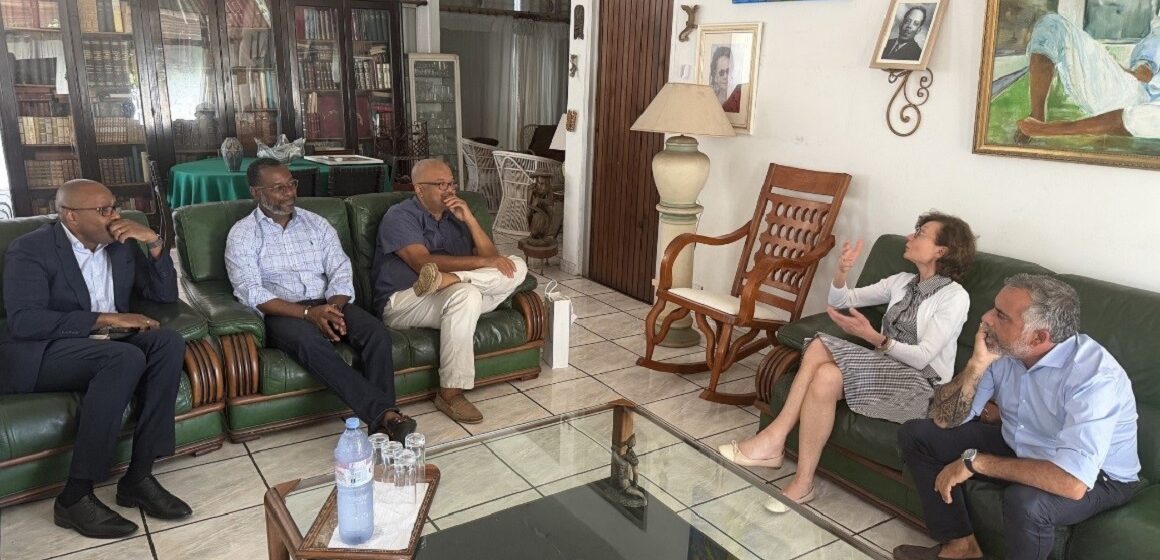Ce 5 mai 2026, Anne-Sophie Grave, présidente du directoire de CDC Habitat, et Olivier Bajard, directeur général de la SIG, ont été accueillis par Éric Jalton, président de l’agglomération Cap excellence (en pantalon blanc). Étaient également présents Teddy Foule, vice-président de Cap excellence, et Bruno Pierrepont, directeur général de Cap excellence (en costume). Une visite de courtoisie sur les enjeux du logement social, la qualité de l’habitat et le cadre de vie des habitants sur le territoire de Cap excellence. Photo : Cap excellence Ce 5 mai 2026, Anne-Sophie Grave, présidente du directoire de CDC Habitat, et Olivier Bajard, directeur général de la SIG, ont été accueillis par Éric Jalton, président de l’agglomération Cap excellence (en pantalon blanc). Étaient également présents Teddy Foule, vice-président de Cap excellence, et Bruno Pierrepont, directeur général de Cap excellence (en costume). Une visite de courtoisie sur les enjeux du logement social, la qualité de l’habitat et le cadre de vie des habitants sur le territoire de Cap excellence. Photo : Cap excellence