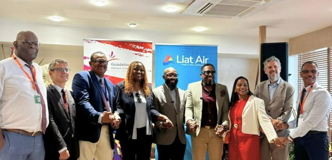 Les officiels d'Antigua-et-Barbuda et de Guadeloupe réunis à l'aéroport Guadeloupe Maryse-Condé, lors de la cérémonie d'inauguration du vol Liat Air, le 8 mai 2026. Au centre (veste chemisier blanc) Hafsah Abdulsalam (PDG de Liat Air), à sa droite Alain Bièvre (directeur de l’aéroport) et à droite de la photo Rodrigue Solitude (directeur général du CTIG). Photo : Liat air DR.