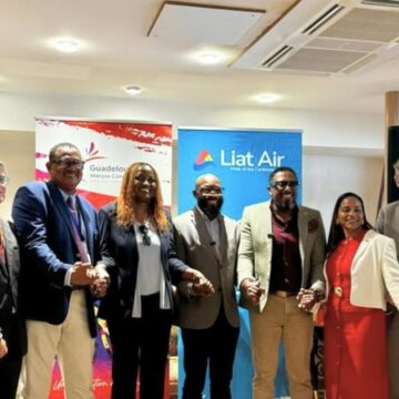 Les officiels d'Antigua-et-Barbuda et de Guadeloupe réunis à l'aéroport Guadeloupe Maryse-Condé, lors de la cérémonie d'inauguration du vol Liat Air, le 8 mai 2026. Au centre (veste chemisier blanc) Hafsah Abdulsalam (PDG de Liat Air), à sa droite Alain Bièvre (directeur de l’aéroport) et à droite de la photo Rodrigue Solitude (directeur général du CTIG). Photo : Liat air DR.
