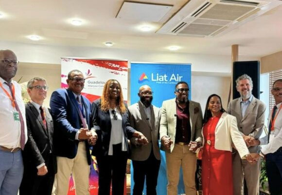 Les officiels d'Antigua-et-Barbuda et de Guadeloupe réunis à l'aéroport Guadeloupe Maryse-Condé, lors de la cérémonie d'inauguration du vol Liat Air, le 8 mai 2026. Au centre (veste chemisier blanc) Hafsah Abdulsalam (PDG de Liat Air), à sa droite Alain Bièvre (directeur de l’aéroport) et à droite de la photo Rodrigue Solitude (directeur général du CTIG). Photo : Liat air DR.