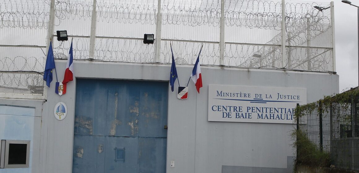 Porte d’entrée de la prison de Baie-Mahault au sein de laquelle la surpopulation carcérale est chronique. Photo : Morel / Simas / Sipa Porte d’entrée de la prison de Baie-Mahault au sein de laquelle la surpopulation carcérale est chronique. Photo : Morel / Simas / Sipa