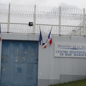 Porte d’entrée de la prison de Baie-Mahault au sein de laquelle la surpopulation carcérale est chronique. Photo : Morel / Simas / Sipa Porte d’entrée de la prison de Baie-Mahault au sein de laquelle la surpopulation carcérale est chronique. Photo : Morel / Simas / Sipa