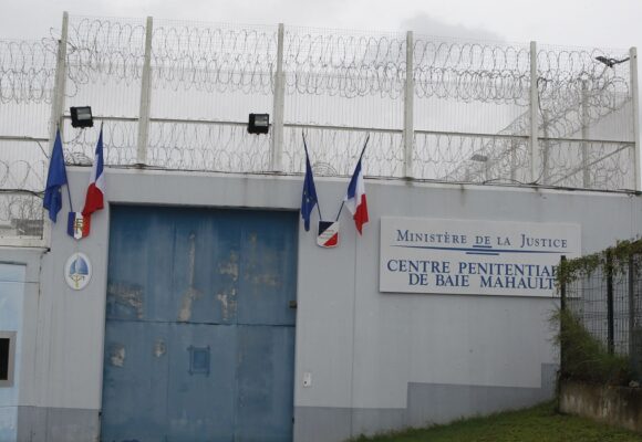 Porte d’entrée de la prison de Baie-Mahault au sein de laquelle la surpopulation carcérale est chronique. Photo : Morel / Simas / Sipa