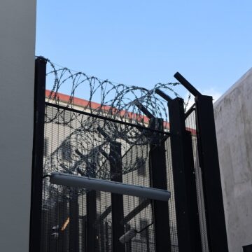 Vue des grilles de la prison de Basse-Terre inaugurée en décembre 2025. Photo : Gilles Morel / Simax / Sipa Vue des grilles de la prison de Basse-Terre inaugurée en décembre 2025. Photo : Gilles Morel / Simax / Sipa