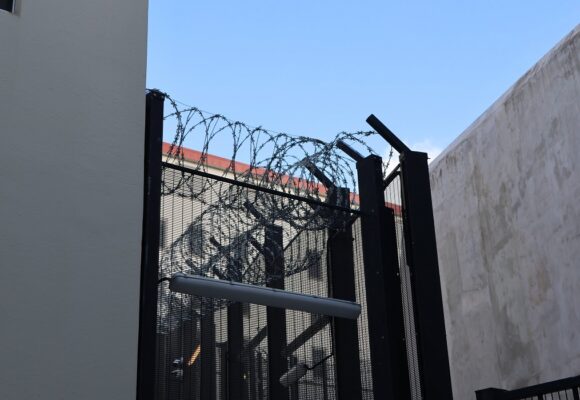 Vue des grilles de la prison de Basse-Terre inaugurée en décembre 2025. Photo : Gilles Morel / Simax / Sipa