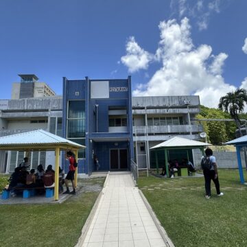 Entrée du restaurant universitaire à Fouillole, Pointe-à-Pitre. Photo : Le Courrier de Guadeloupe Entrée du restaurant universitaire à Fouillole, Pointe-à-Pitre. Photo : Le Courrier de Guadeloupe
