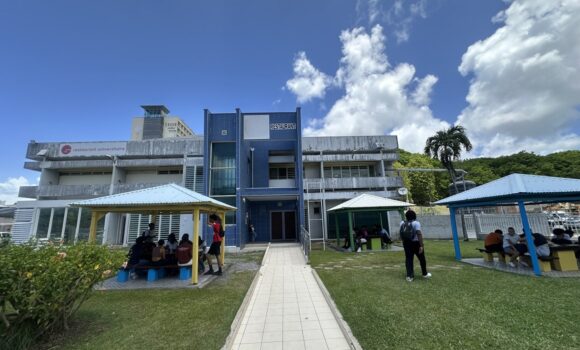 Entrée du restaurant universitaire à Fouillole, Pointe-à-Pitre. Photo : Le Courrier de Guadeloupe