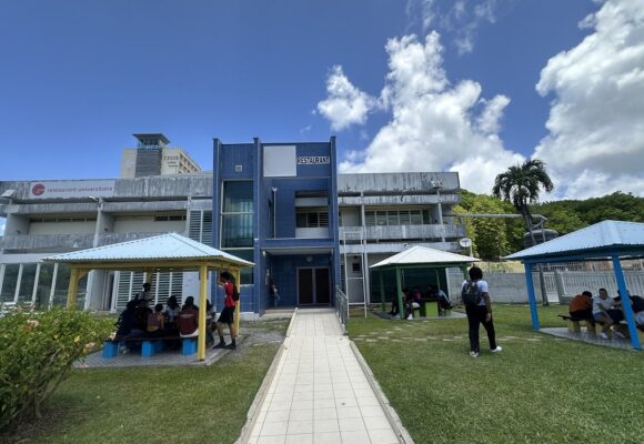 Entrée du restaurant universitaire à Fouillole, Pointe-à-Pitre. Photo : Le Courrier de Guadeloupe