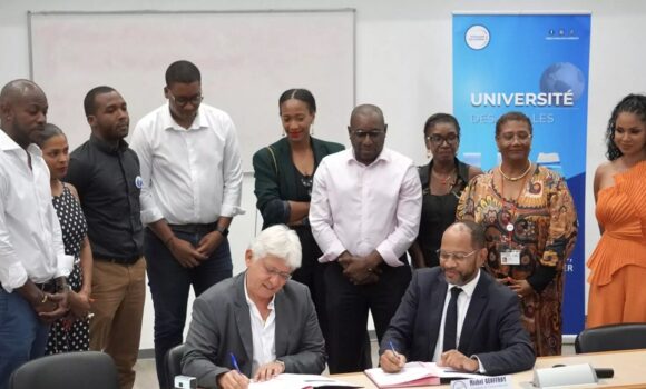 L'université des Antilles et la Confédération des petites et moyennes entreprises de Guadeloupe signent une convention pour favoriser l'insertion professionnelle des étudiants. Campus de Fouillole, 15 mai 2026. Photo : DR