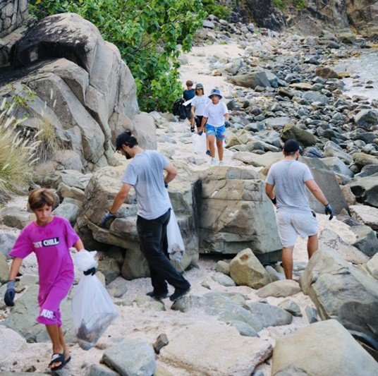 La commission environnement du conseil territorial des jeunes organise une journée de nettoyage sur les plages de Grands Galets, Public et Corossol à Saint-Barthélemy. Photo : Collectivité de Saint-Barthélemy Officiel