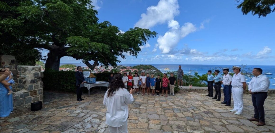 Saint-Barthélemy, 10 mai 2026. Les élèves de CM2 de l'école Sainte-Marie de Colombier présentent leur œuvre Lumière d'égalité lors de la cérémonie des 25 ans de la loi Taubira. Photo : Collectivité de Saint-Barthélemy Saint-Barthélemy, 10 mai 2026. Les élèves de CM2 de l'école Sainte-Marie de Colombier présentent leur œuvre Lumière d'égalité lors de la cérémonie des 25 ans de la loi Taubira. Photo : Collectivité de Saint-Barthélemy