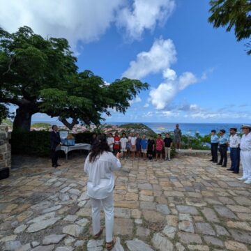 Saint-Barthélemy, 10 mai 2026. Les élèves de CM2 de l'école Sainte-Marie de Colombier présentent leur œuvre Lumière d'égalité lors de la cérémonie des 25 ans de la loi Taubira. Photo : Collectivité de Saint-Barthélemy