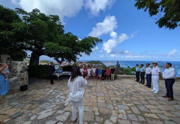 Saint-Barthélemy, 10 mai 2026. Les élèves de CM2 de l'école Sainte-Marie de Colombier présentent leur œuvre Lumière d'égalité lors de la cérémonie des 25 ans de la loi Taubira. Photo : Collectivité de Saint-Barthélemy