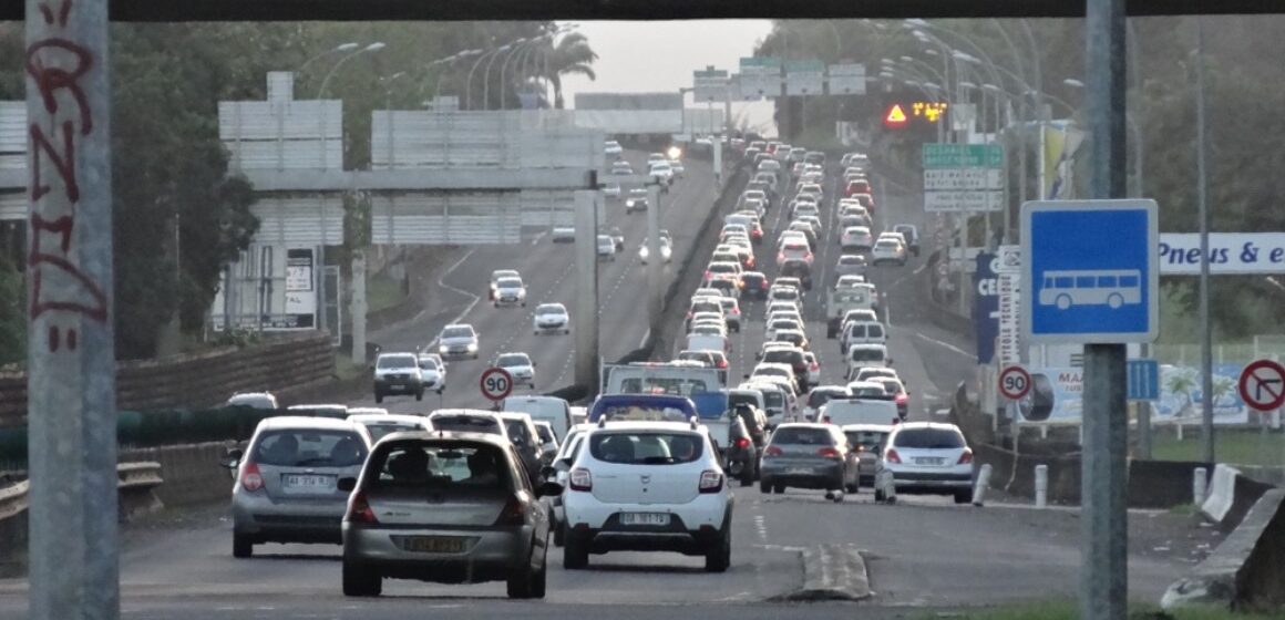 Embouteillages sur la RN1 dans le sens Pointe-à-Pitre Basse-Terre, au niveau du pont de la Jaille (Baie-Mahault). Photo: DR