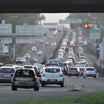Embouteillages sur la RN1 dans le sens Pointe-à-Pitre Basse-Terre, au niveau du pont de la Jaille (Baie-Mahault). Photo: DR