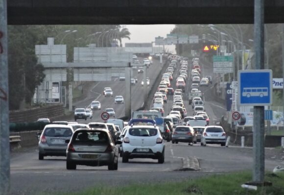 Embouteillages sur la RN1 dans le sens Pointe-à-Pitre Basse-Terre, au niveau du pont de la Jaille (Baie-Mahault). Photo: DR