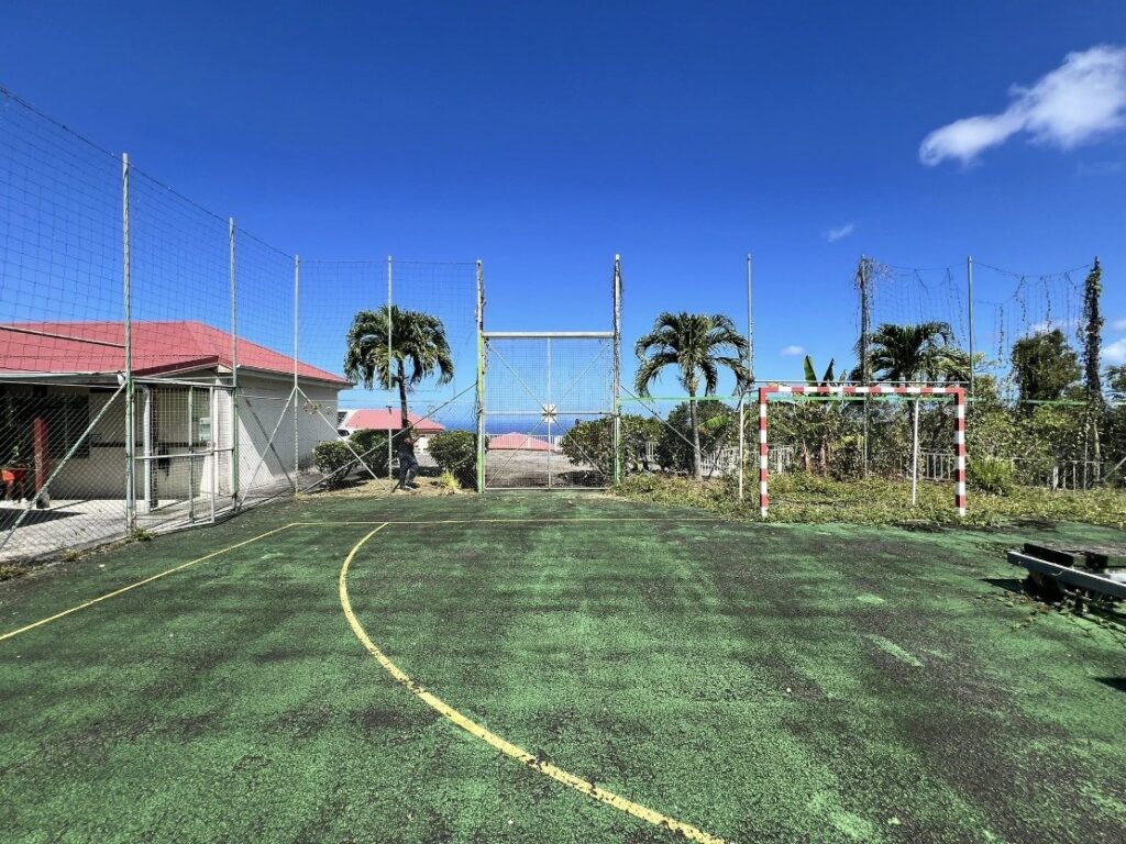 Institut médico-éducatif Denis-Forestier à Bouillante, mai 2026. Le terrain de sport de l'établissement visité par le référent Sport-santé-handicap de la Drajes Guadeloupe. Photo : Drajes Guadeloupe.