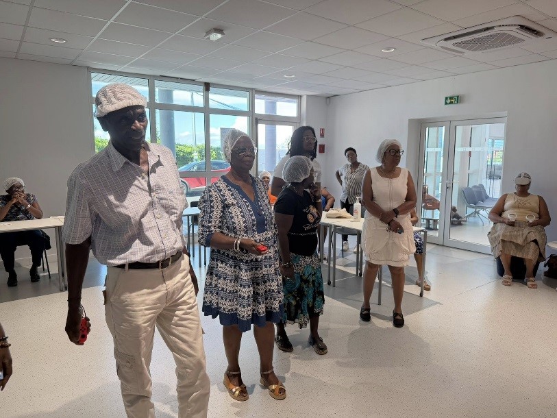 Une douzaine de seniors sont initiés à la réalité virtuelle et à l'e-sport lors de l'atelier Gran moun de la médiathèque Raoul-Georges-Nicolo. Gosier, 9 mai 2026. Photo : Ici Le Gosier