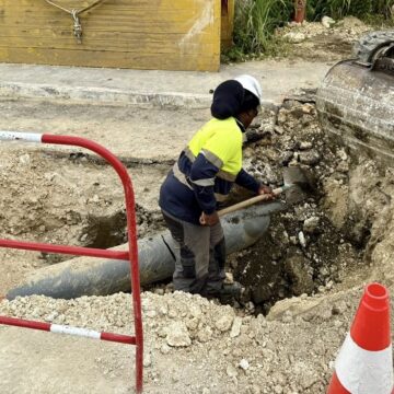 À Petit-Canal, le Syndicat de l’eau poursuit les travaux de renouvellement du réseau d'eau potable et de création du réseau d'assainissement. Un investissement de 6 millions. Avril 2026. Photo : SMGEAG