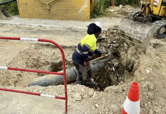 À Petit-Canal, le Syndicat de l’eau poursuit les travaux de renouvellement du réseau d'eau potable et de création du réseau d'assainissement. Un investissement de 6 millions. Avril 2026. Photo : SMGEAG