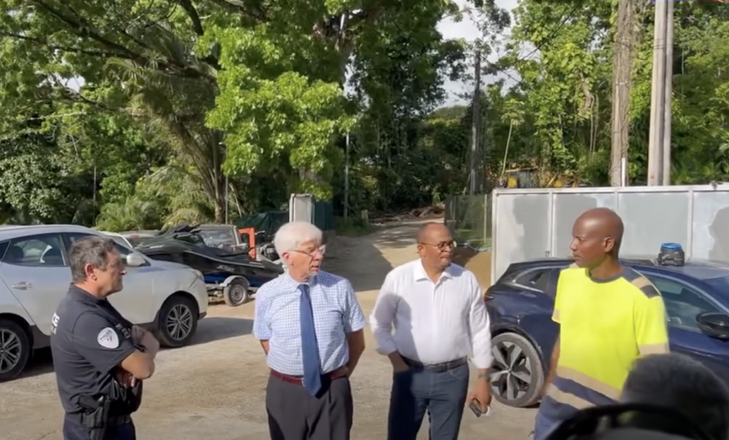 Une fourrière administrative où les véhicules seront stockés pendant sept jours a été inaugurée à Petit-Bourg par le préfet Thierry Devimeux (chemisette bleue).