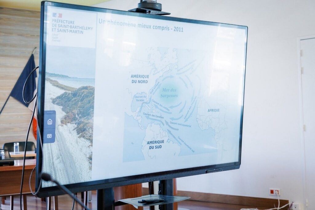 Au cours de la réunion de concertation sur les sargasses à Saint-Barthélemy, une carte des courants a été projetée pour guider les discussions sur la surveillance et les dispositifs d’intervention, au cœur du Plan Sargasses 3. Photo : Collectivité de Saint-Barthélemy.