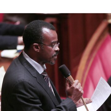 Le député de Guadeloupe, Ary Chalus, prend la parole lors de la session hebdomadaire des questions au gouvernement à l'Assemblée nationale, le 23 octobre 2012 à Paris. Photo : Jacques Demarthon / AFP