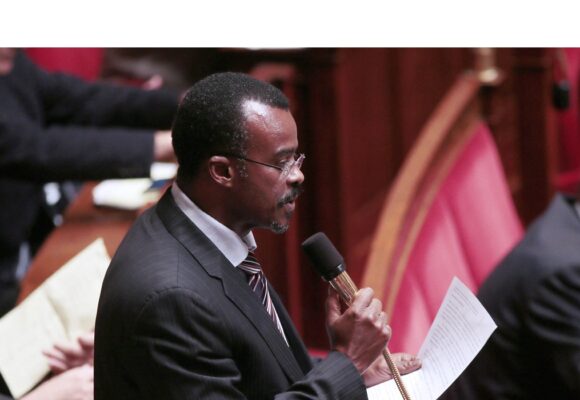 Le député de Guadeloupe, Ary Chalus, prend la parole lors de la session hebdomadaire des questions au gouvernement à l'Assemblée nationale, le 23 octobre 2012 à Paris. Photo : Jacques Demarthon / AFP