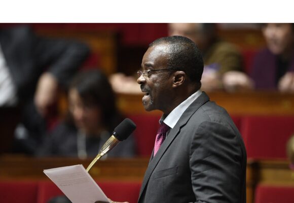 Le député de Guadeloupe Ary Chalus prend la parole lors d'une séance des questions au gouvernement à l'Assemblée nationale à Paris, le 7 février 2017. Photo : Lionel Bonaventure / AFP