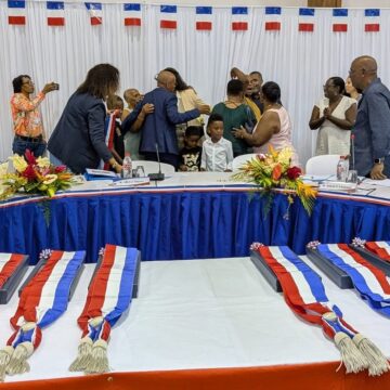 Dimanche 22 mars, au Hall des Sports Gilles Echevin, s'est tenue la cérémonie d'installation du nouveau conseil municipal de Deshaies. Sur cette photo, le maire Thierry Abelli reçoit les félicitations, 8 adjoints composent avec lui l’exécutif de la nouvelle mandature 2026-2032.