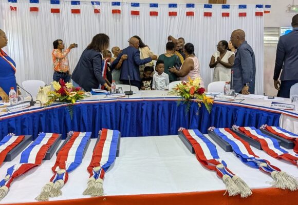 Dimanche 22 mars, au Hall des Sports Gilles Echevin, s'est tenue la cérémonie d'installation du nouveau conseil municipal de Deshaies. Sur cette photo, le maire Thierry Abelli reçoit les félicitations, 8 adjoints composent avec lui l’exécutif de la nouvelle mandature 2026-2032.